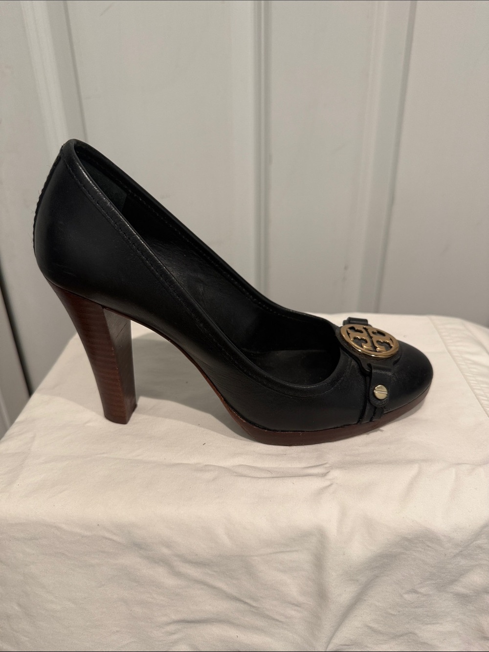 Tory Burch Black Leather Pumps with Gold Logo Medallion